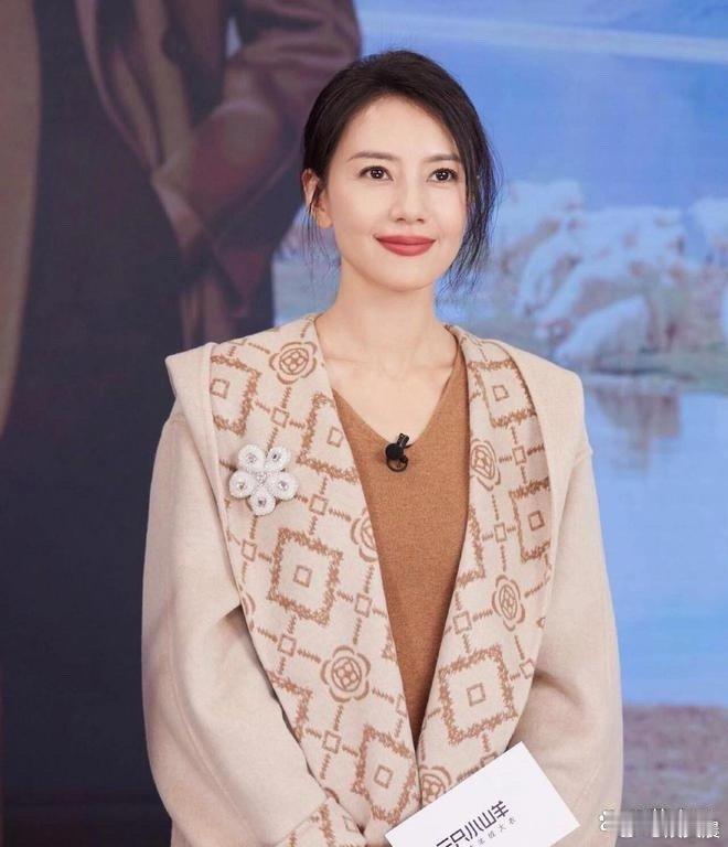 高圆圆的气质从来没让人失望过！一袭连帽大衣搭配长筒靴，不仅勾勒出利落身形，更将高