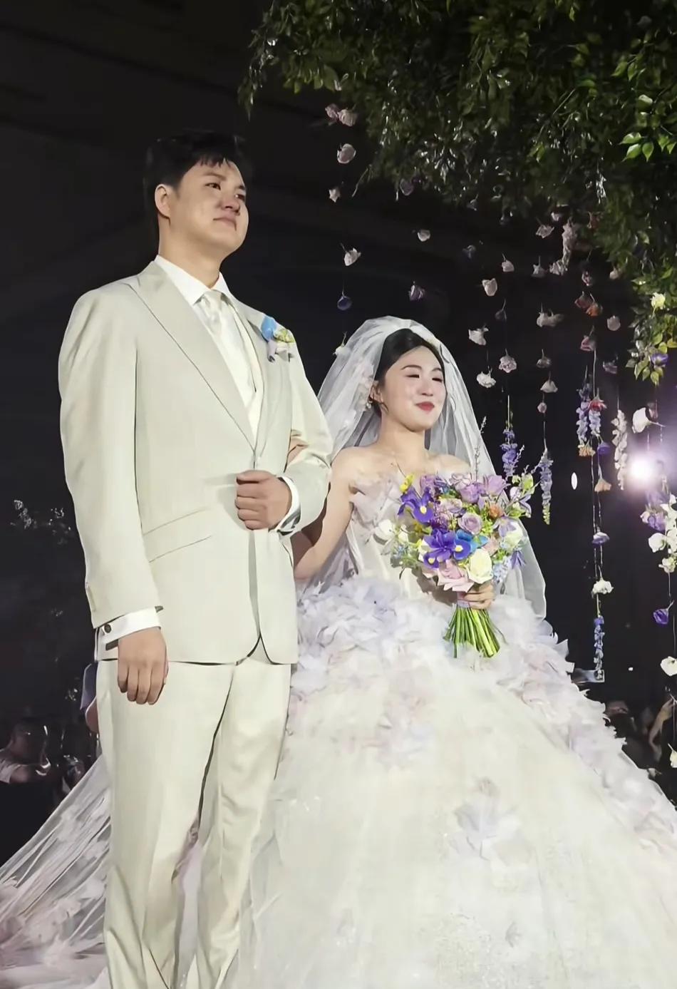 金龟子都当外婆几年了，女儿却在近日补办了婚礼：婚礼真气派，朋友云集，董浩叔叔加盟
