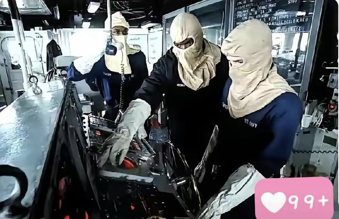 最近网上有人拿海军演习戴的头套开玩笑，说长得像悍匪，看着跟恐怖分子似的。其实这玩