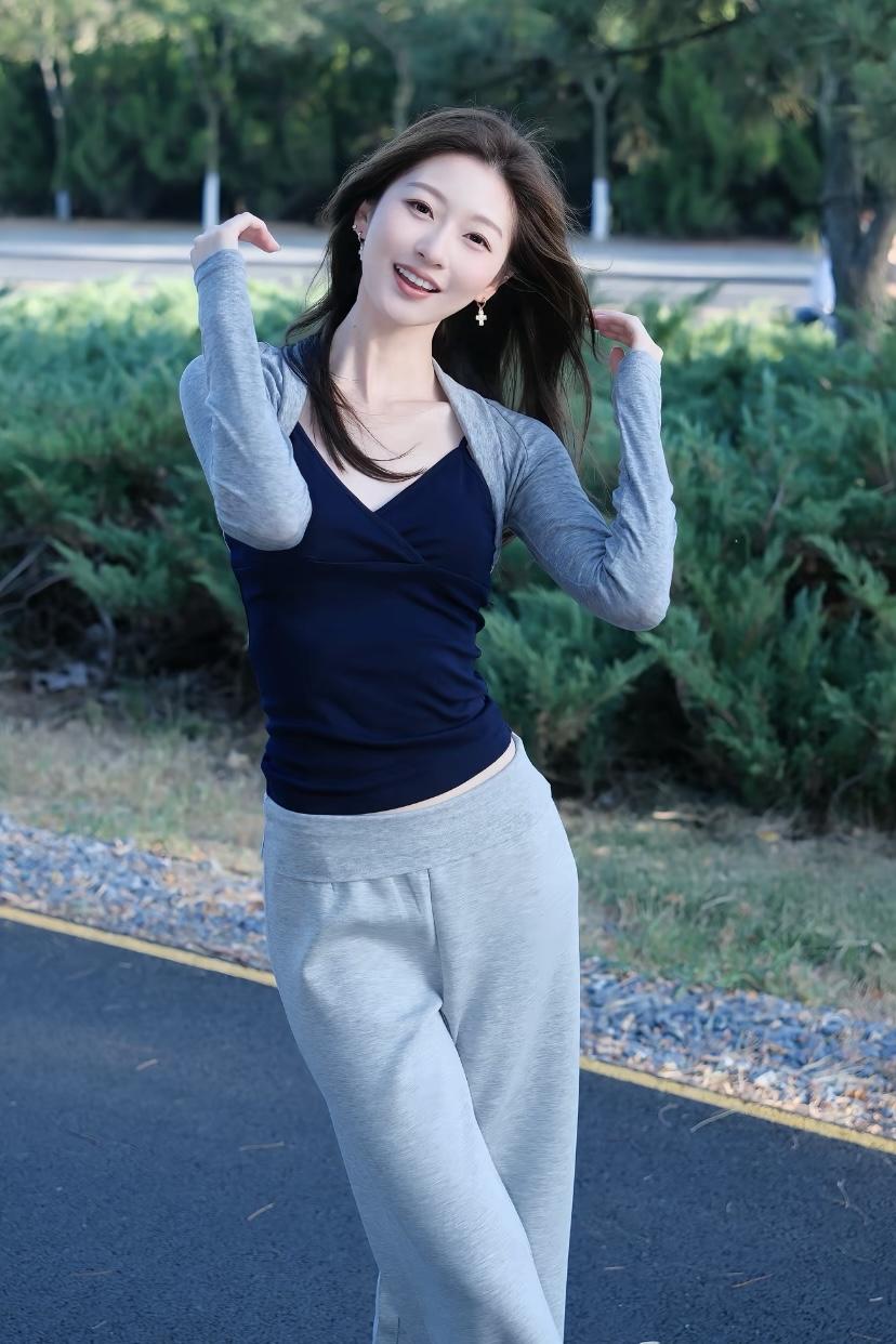 她正在路边开心地摆姿势呢。