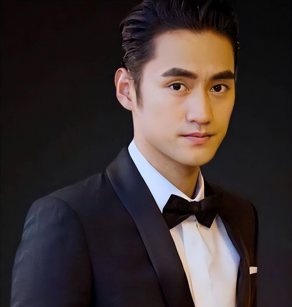 第38届金鸡奖，易烊千玺成最年轻00后影帝，而最大“锦鲤”竟是身后的袁弘！连