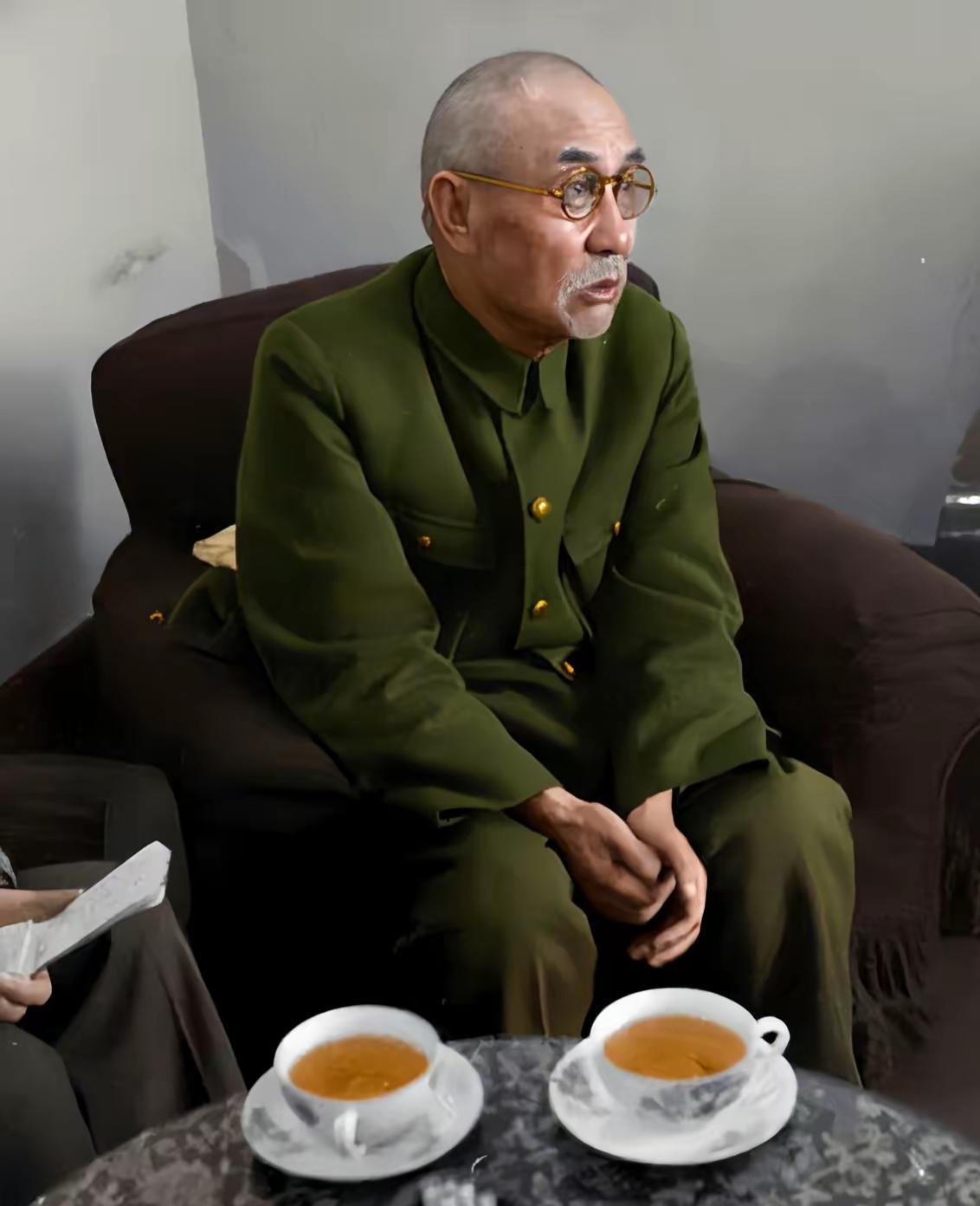 年的“山西王”阎锡山面对记者的采访，两手相握、神情沮丧、动作拘谨，一扫往日威风！