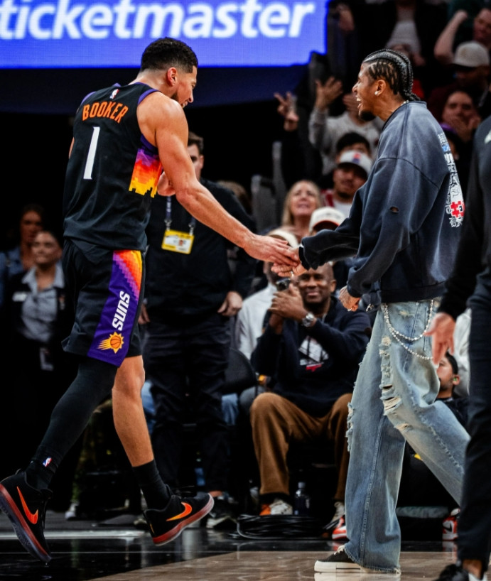 西部第六的太阳场下坐着一个场均可以20+的杰伦格林接下来的赛程很难，希望可以挺