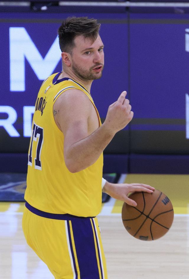 是这样吗？有球迷提问，大家有没有发现——最近明显有组织有预谋的一群人，在