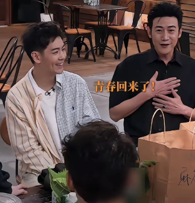 陆毅说自己是听林志颖的歌长大的，林志颖笑着摆手：“你少来。”​​​​陆毅认真解