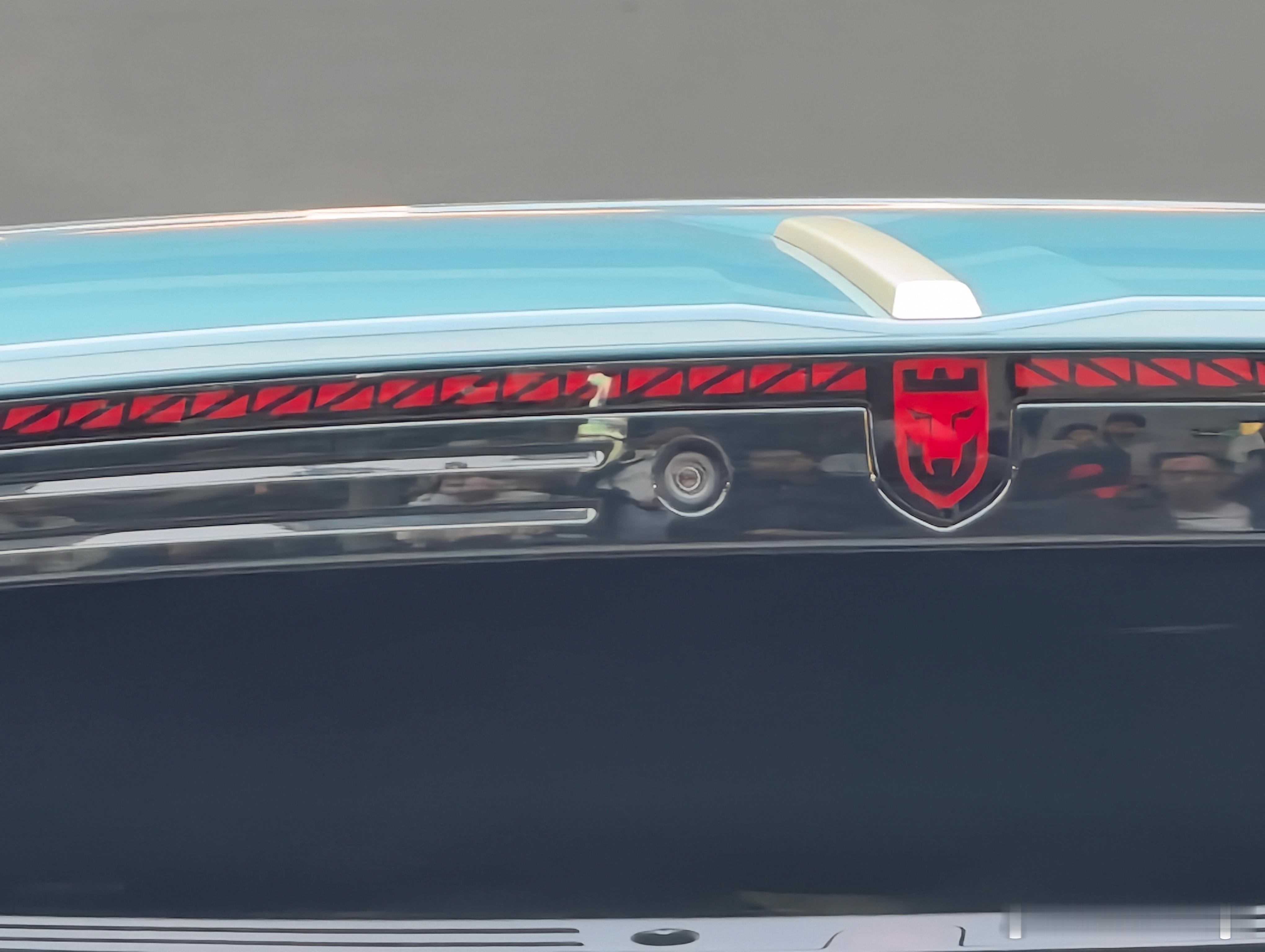 小鹏的智能加德系的品质，就是眼前的这台与众08，而且双图灵芯片的辅助驾驶是全系标