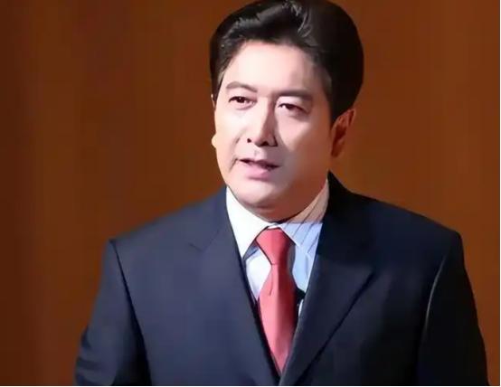 🌞2007年，水均益的妻子意外瘫痪，他毫不犹豫选择和妻子离婚，女儿哭着恳求
