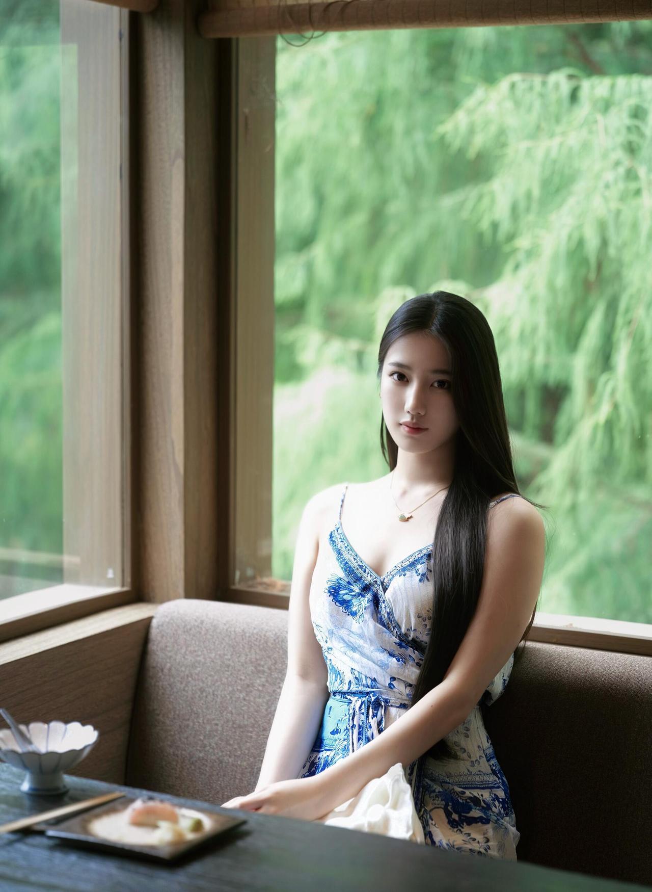 世间所有的粉黛，在你面前都显得多余。你无需借光，你本身就是星辰；无需寻春，你