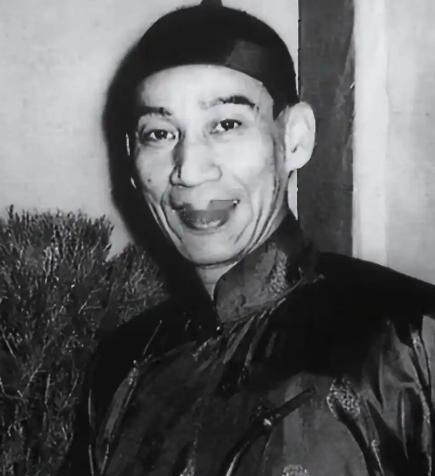 现代唯一去世后，塑身封神尊享太庙之人，他就是银幕上77次诠释黄飞鸿的传奇演员，世