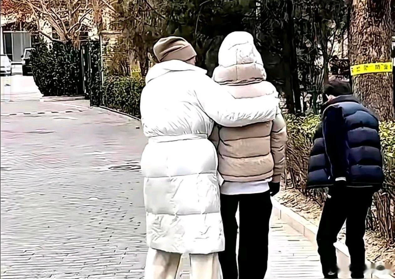 斗了这么多年，张兰终于对大S的女儿小玥儿死心了以前在直播间，她心疼孙女焦虑到抓烂