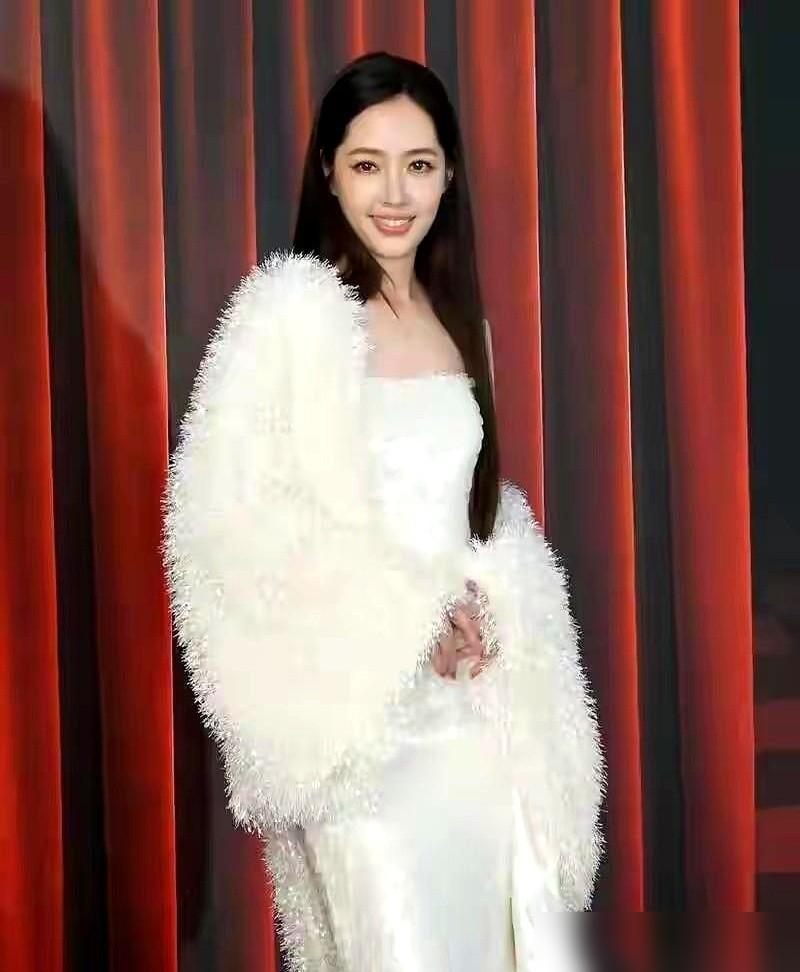 向家老爷子前脚刚放话，说女人可以“去父留子”。后面的事其实挺简单：豪门话刚落