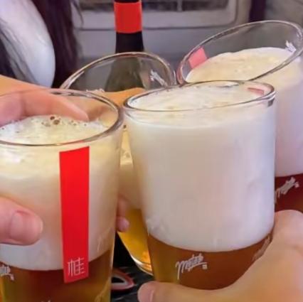 甘肃一男子陪19岁女友过生日，吃完饭便直接回了酒店，可就在两人亲密时，男子突然哮