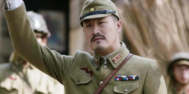 1943年，一铜匠被鬼子抓去搬弹药。鸡贼的铜匠每次趁鬼子不注意，扛着弹药箱偷摸的