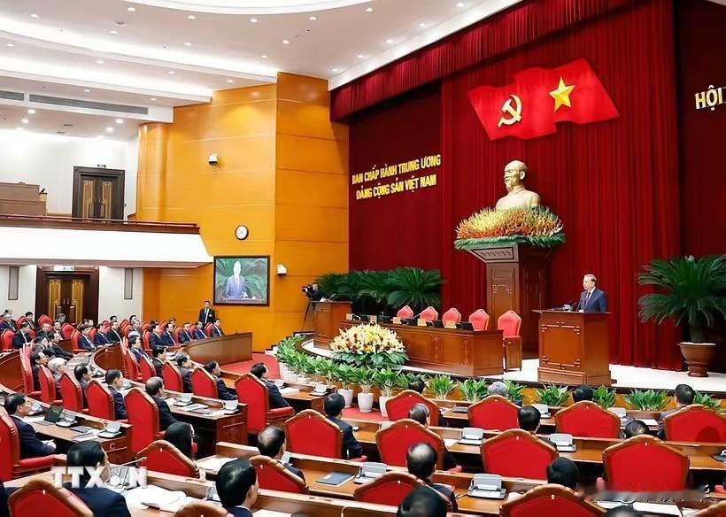 主席台上摆放的五个座位符合越南“五驾马车”的核心架构，也彰显了苏林、梁强、范明政