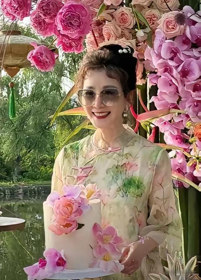 600万粉的“雪瑞姑姑”塌了，塌得稀碎。她精心包装的形象是杭州阔太徐石萍：身穿高