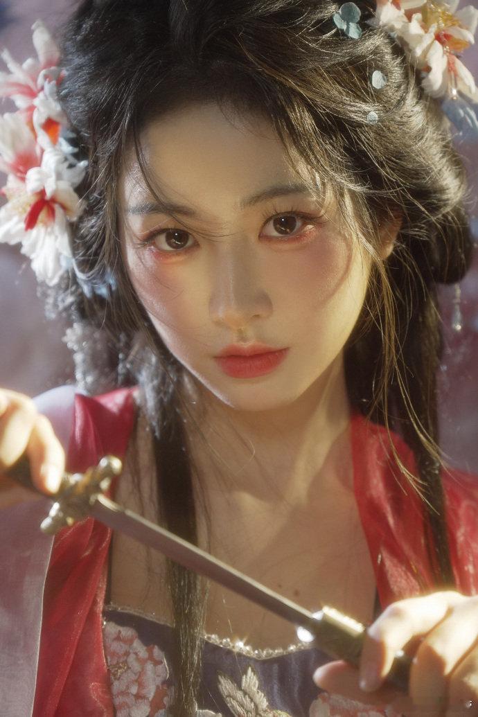 杨肸子真有聊斋那味儿了杨肸子演的小谢太对味了！眉眼间那股空灵又带点娇憨的劲儿，