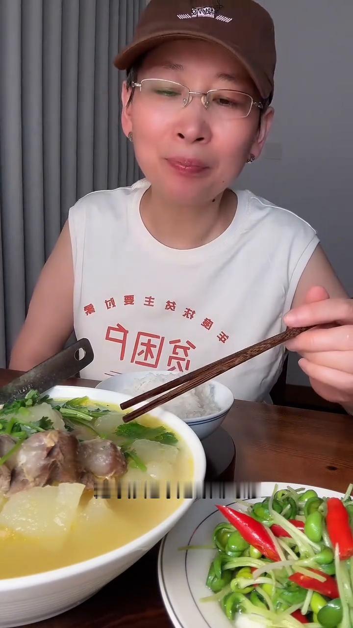 朋友们你们好，今天下午收盘亏了两个点不到，这样的炒真的炒成贫困户了。整了两个菜，