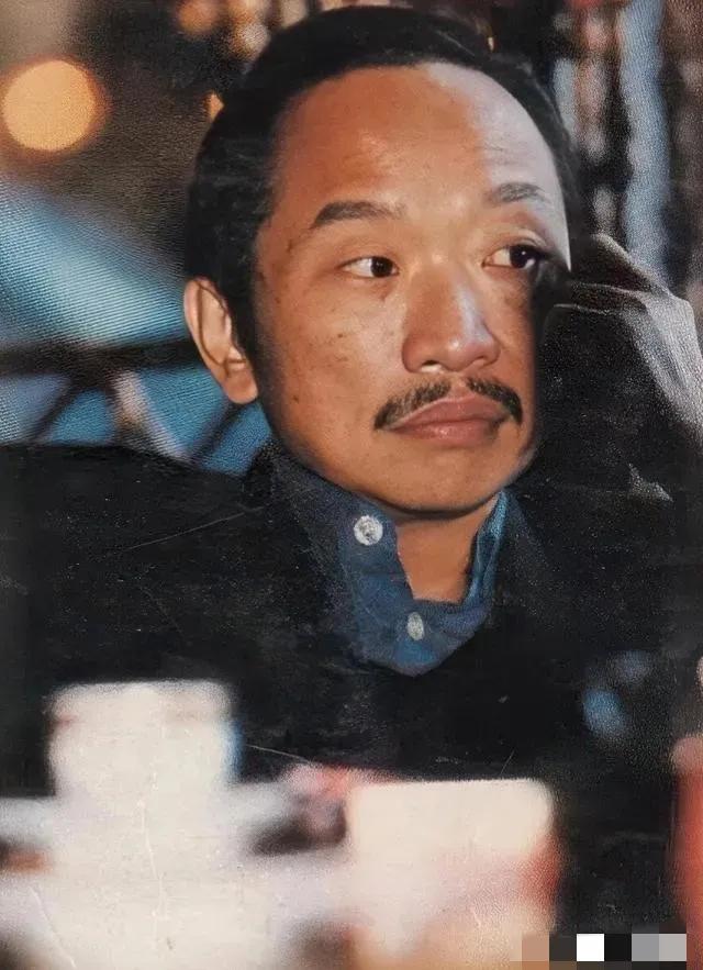 1985年，古龙下葬时，陪葬了48瓶XO酒，朋友蔡澜说：“万一有盗墓贼来偷酒，古