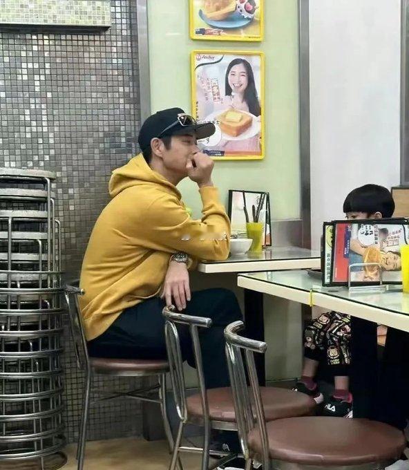 不得不承认，香港明星真的低调，带娃逛街没有保镖，没有助理，更没有保姆。