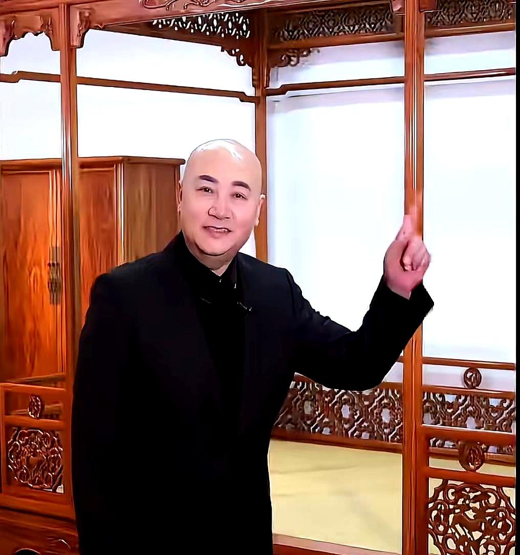 你说迟重瑞现在敢再婚吗？老婆一走，这位亿万赘婿立马被架在火上烤，说白了就是进退