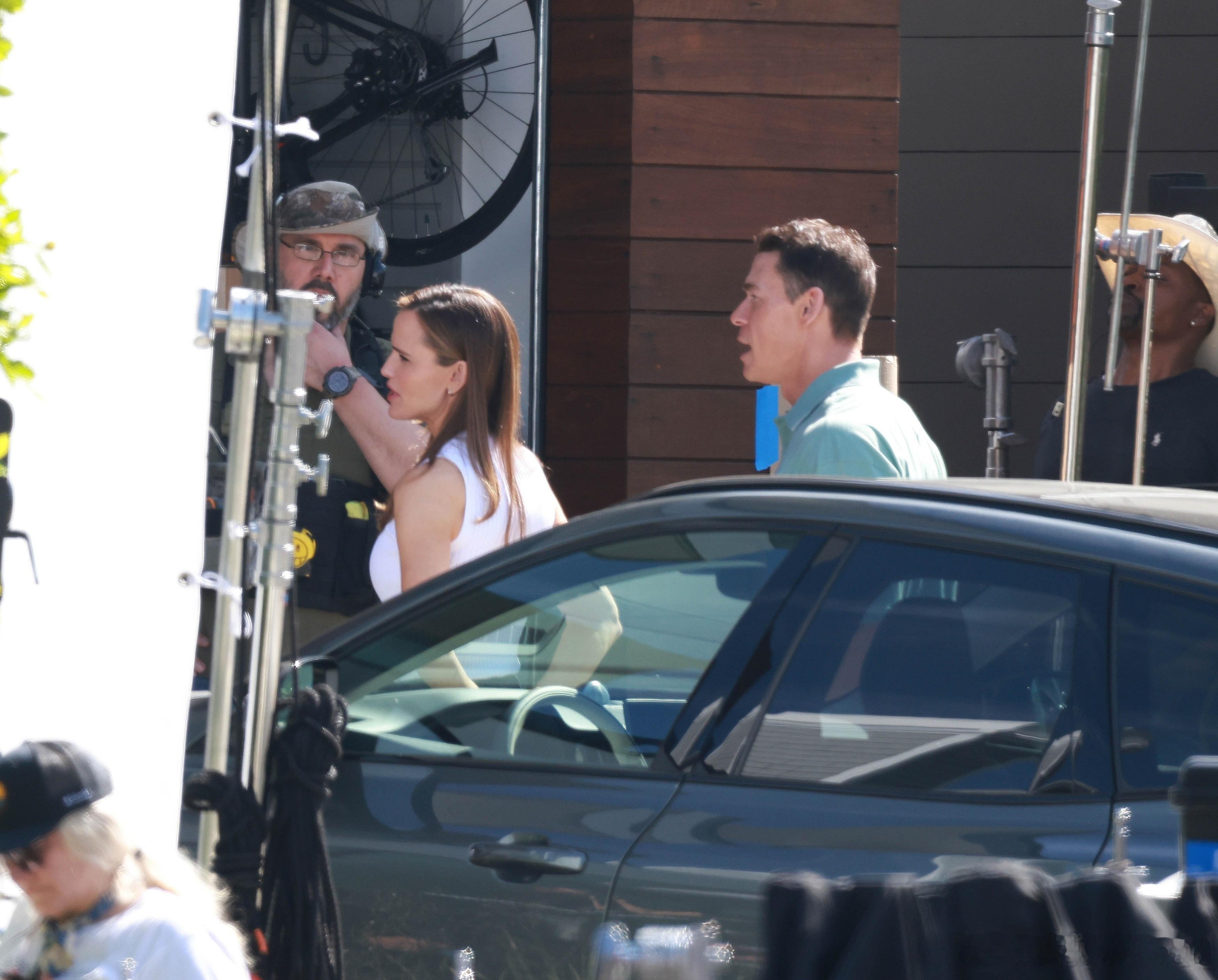 Jennifergarner詹妮弗加纳抵达斯蒂迪奥城的片场，继续为她和John