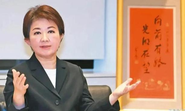 卢秀燕完全“转绿”！台中市长卢秀燕日前在市议会答询时叫嚣，“不管是哪个国籍，包括