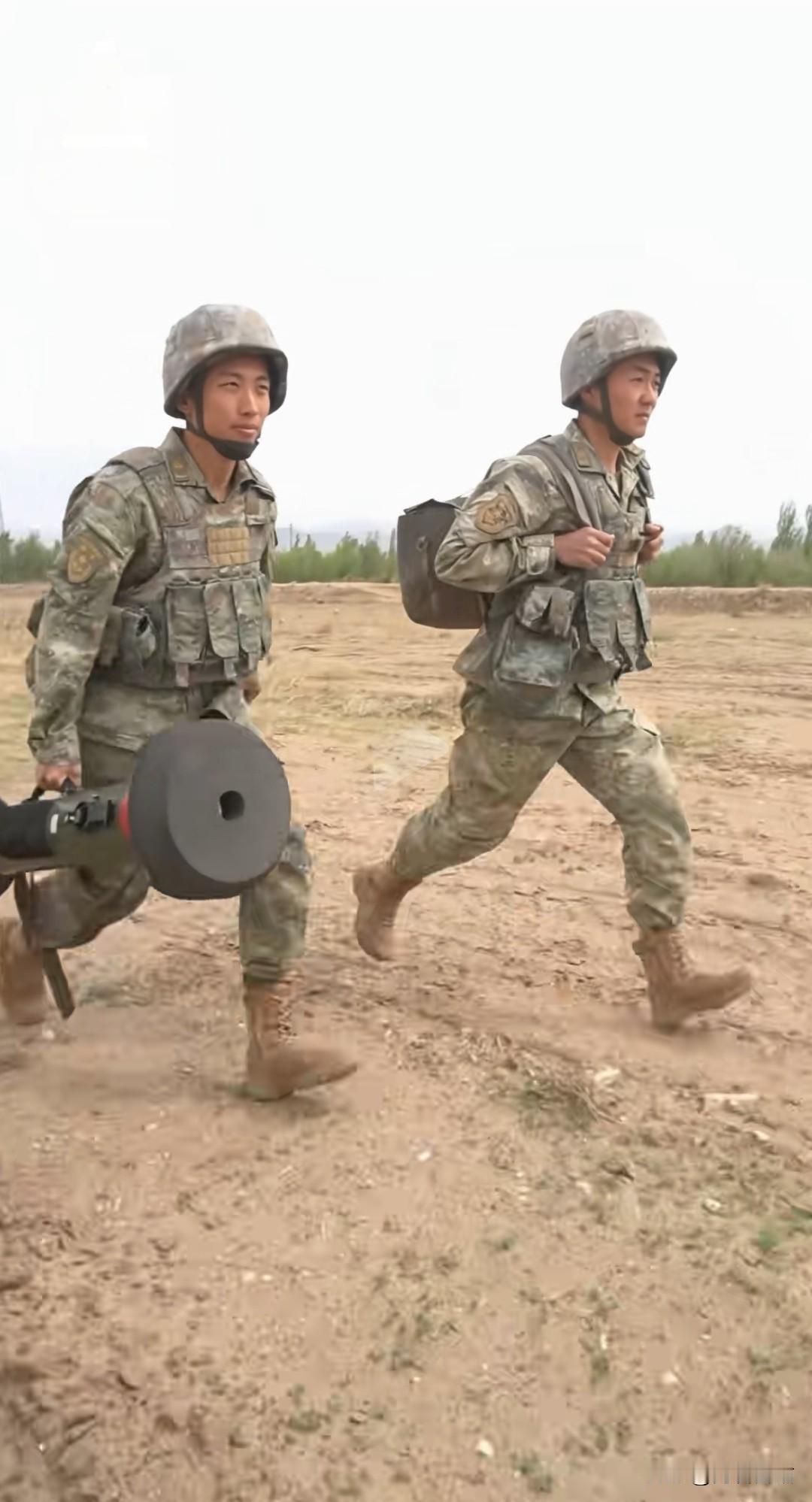 想象一下，两个人的红箭-12发射小组，一次把价值达一辆高端车的导弹打出去，那