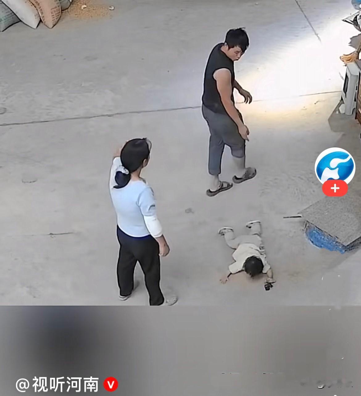 近日，云南一段爸爸妈妈粗心带娃的视频，全网又好笑又揪心……爸爸怀