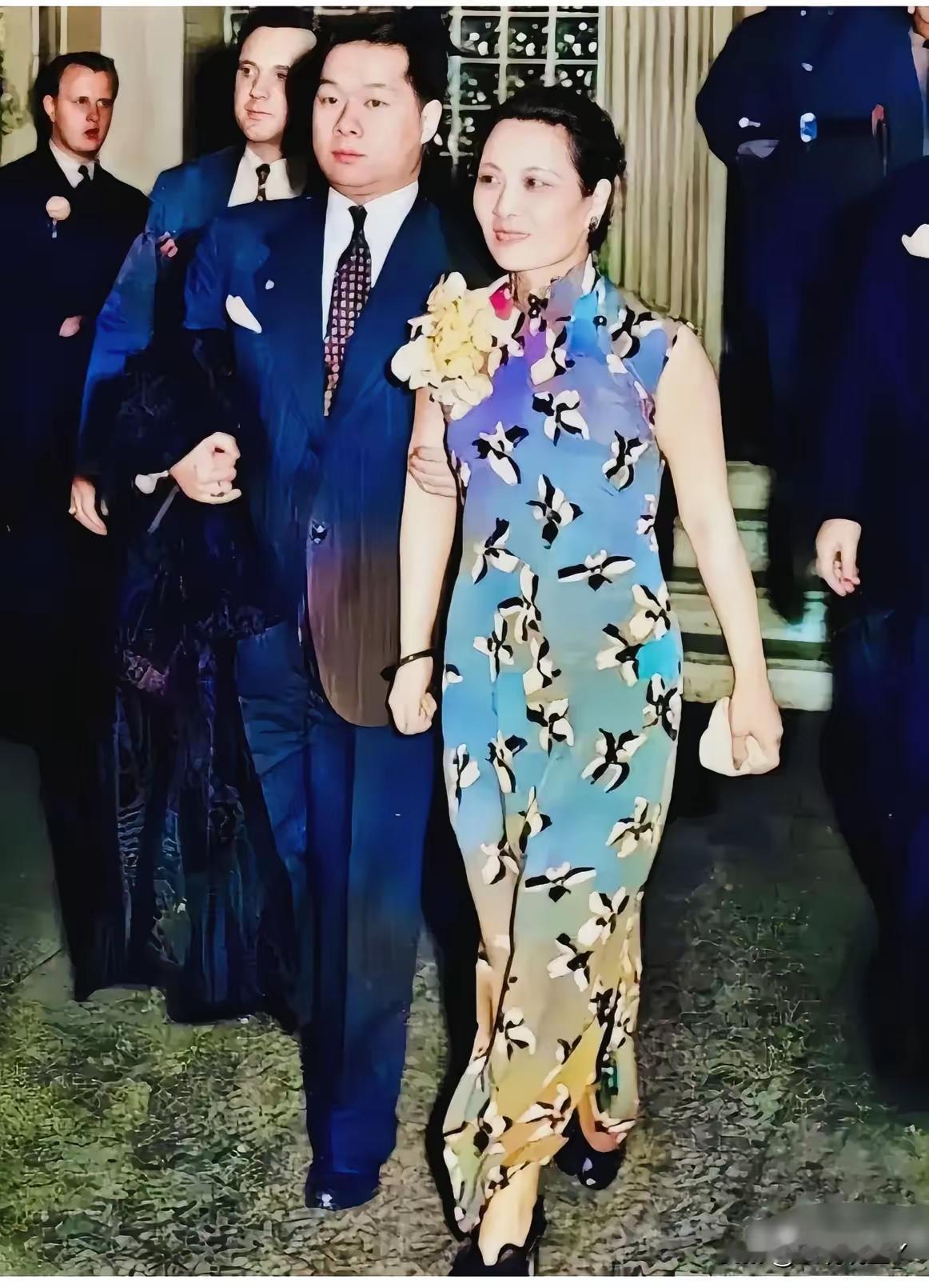 看到这张1943年宋美龄和外甥孔令侃在好莱坞出席活动的老照片，挺有感触。照片里宋