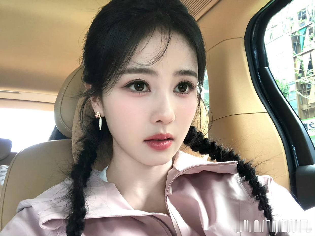 1.白鹿之前的那阵风也散了，她现在在剧组拍戏都没有安排什么营销，她目前自己是老板