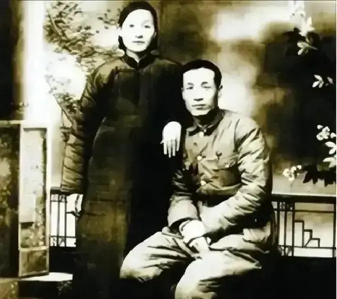 1949年，傅作义的妻子在重庆机场被截，下落成谜，地下党找了几个月没有结果，一个