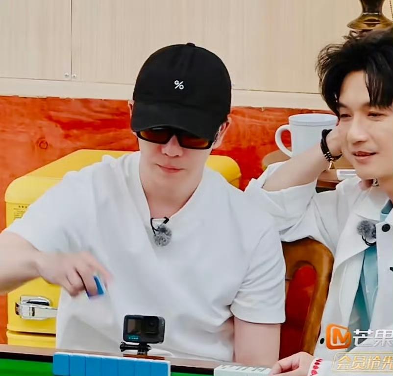 陈楚生看王栎鑫打牌有瘾[捂脸哭]已经不知道这是几点零版的公子于鑫了，就知道陈楚生