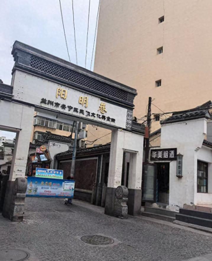 兰州一临街商铺发生闪爆致1死1伤, 事发路段已封锁仍在排查
