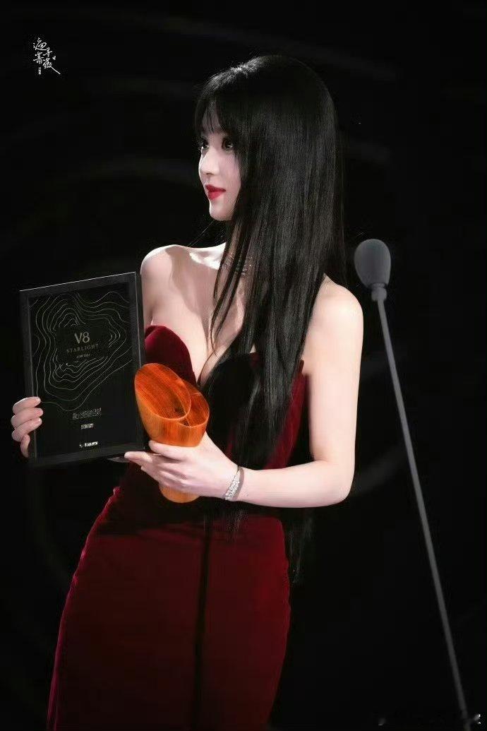 田曦薇，一款现代装古装都很适合的一名美女紫田曦薇来部水仙吧！