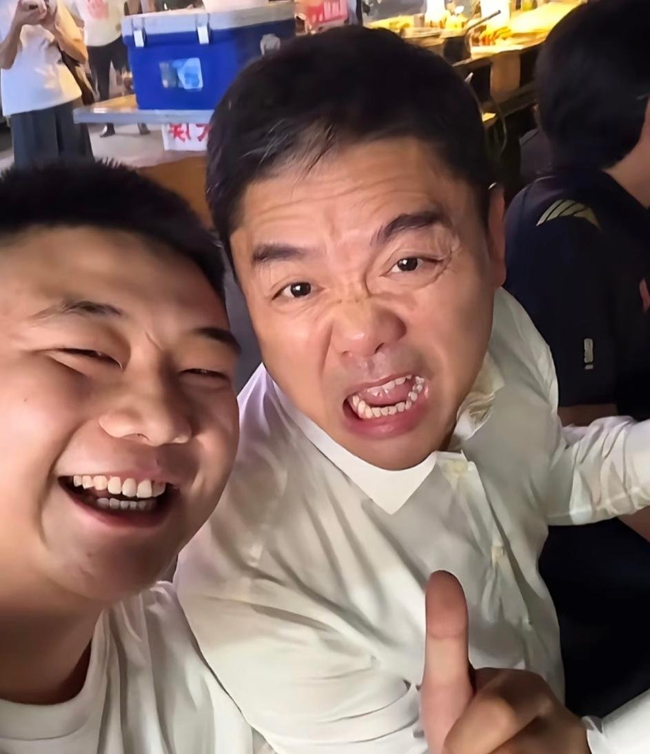 不得不说刘强东，东子除了好色，其他没毛病，酒品看着也行，而且酒量也是海量！喝大了