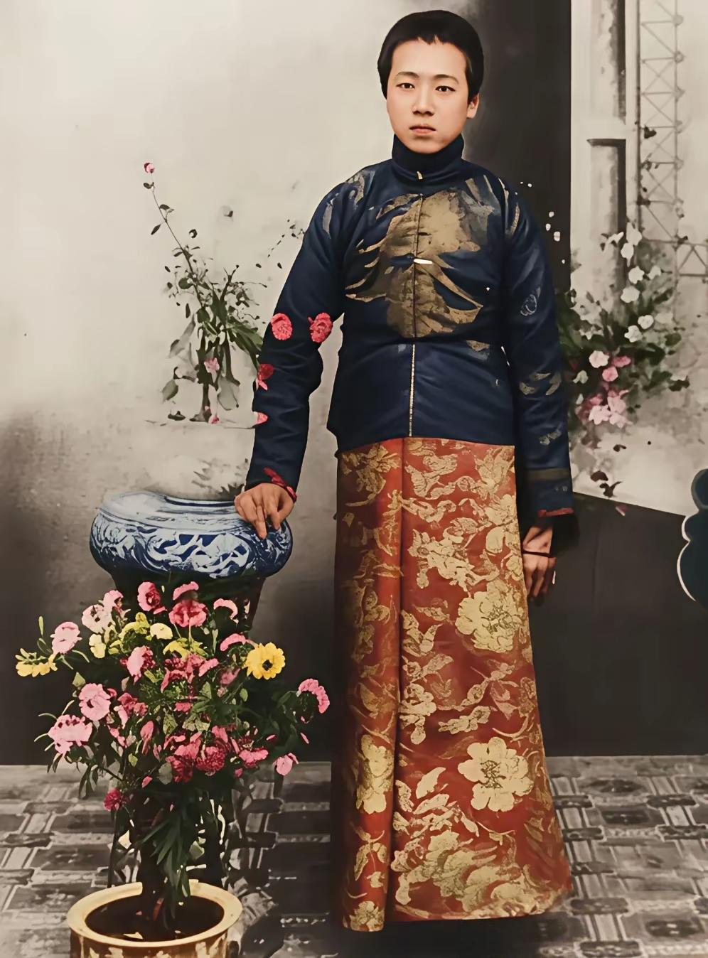 1912年，周总理14岁时的一张留影，他已经是气宇轩昂，风度翩翩的美少年了。周总