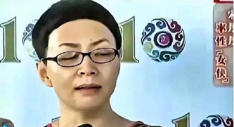 杨紫拿下白玉兰视后的那天晚上，宋丹丹在综艺里当着镜头红了眼眶，说了句“当年我目光