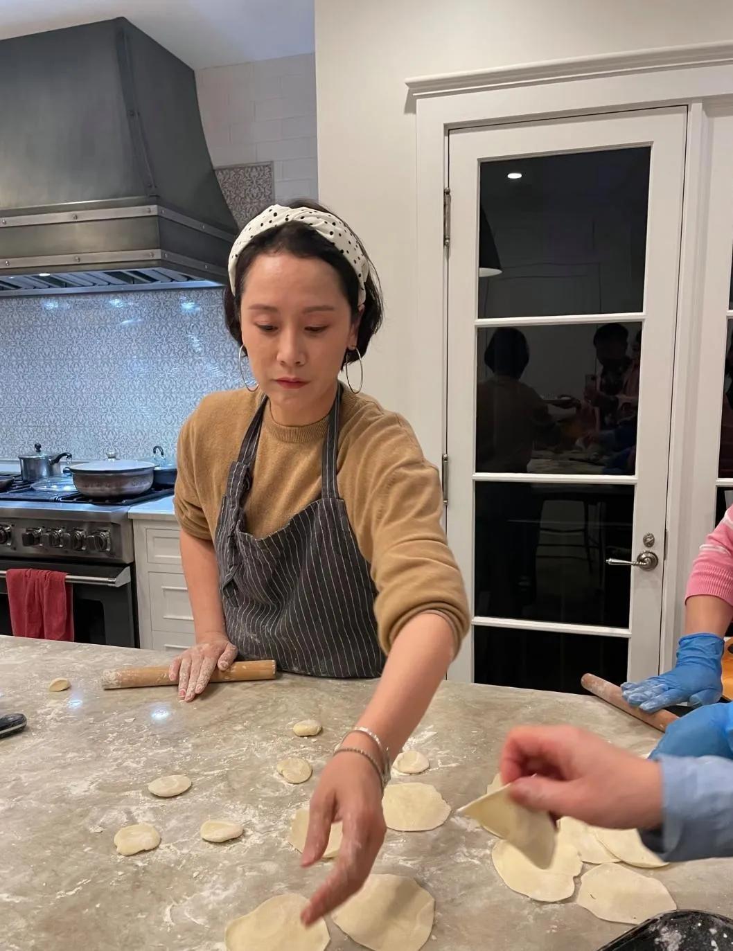 ✨47岁海清豪宅包饺子宴客，状态好到发光！✨她穿着居家服，系着围裙擀饺子