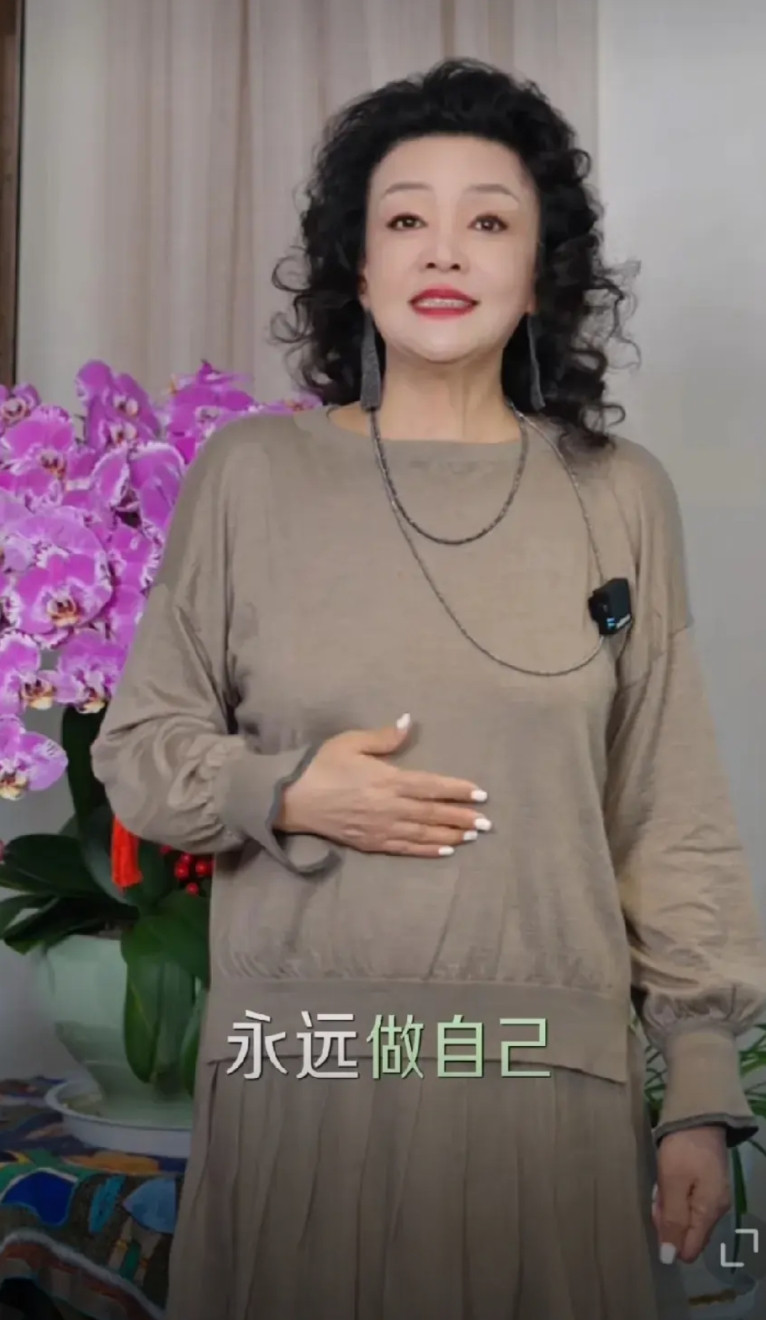张兰昨天说了一段话：其实啊，只有傻子才天天的玩心眼，高手啊，一上来就是真诚待人，