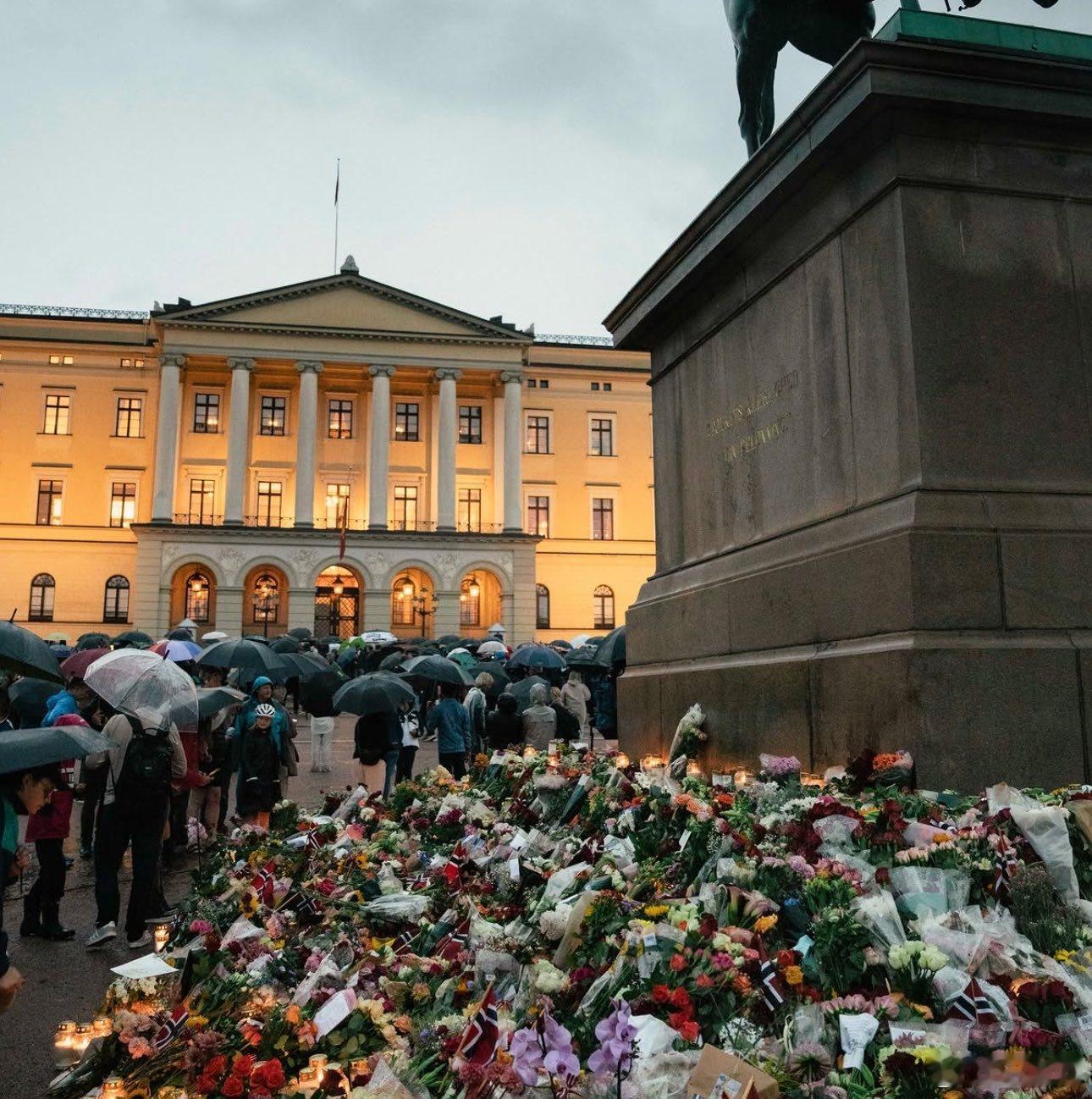 挪威王室🇳🇴8月28日，挪威王室成员趴在王宫窗口观看来致敬哈拉尔国王的民众