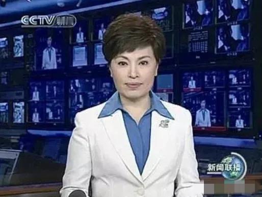 1998年央视主持人李瑞英在新闻联播开播前十五分钟，突然接到了一个电话，电话中告