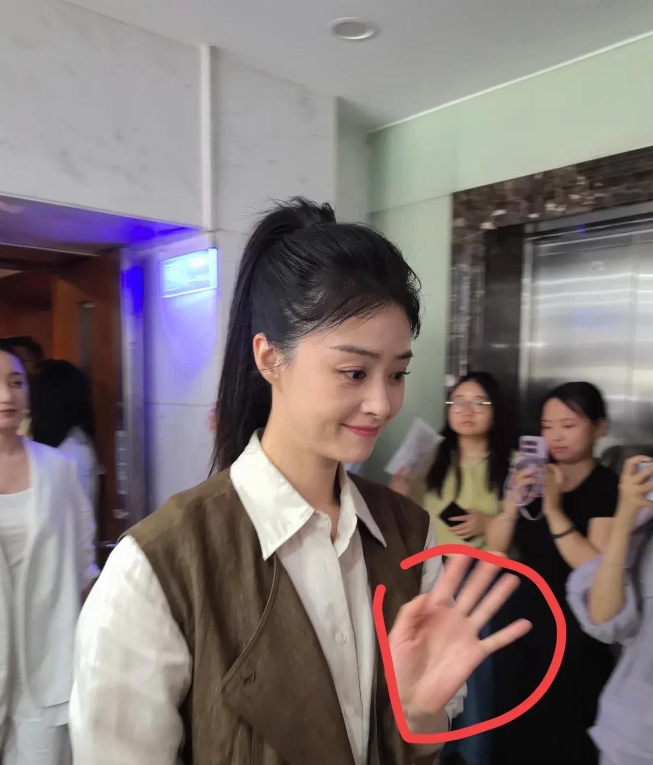 我闺蜜昨天亲眼见到了蒋欣，她对蒋欣的评价让我太意外了，说她根本不是电视里见到
