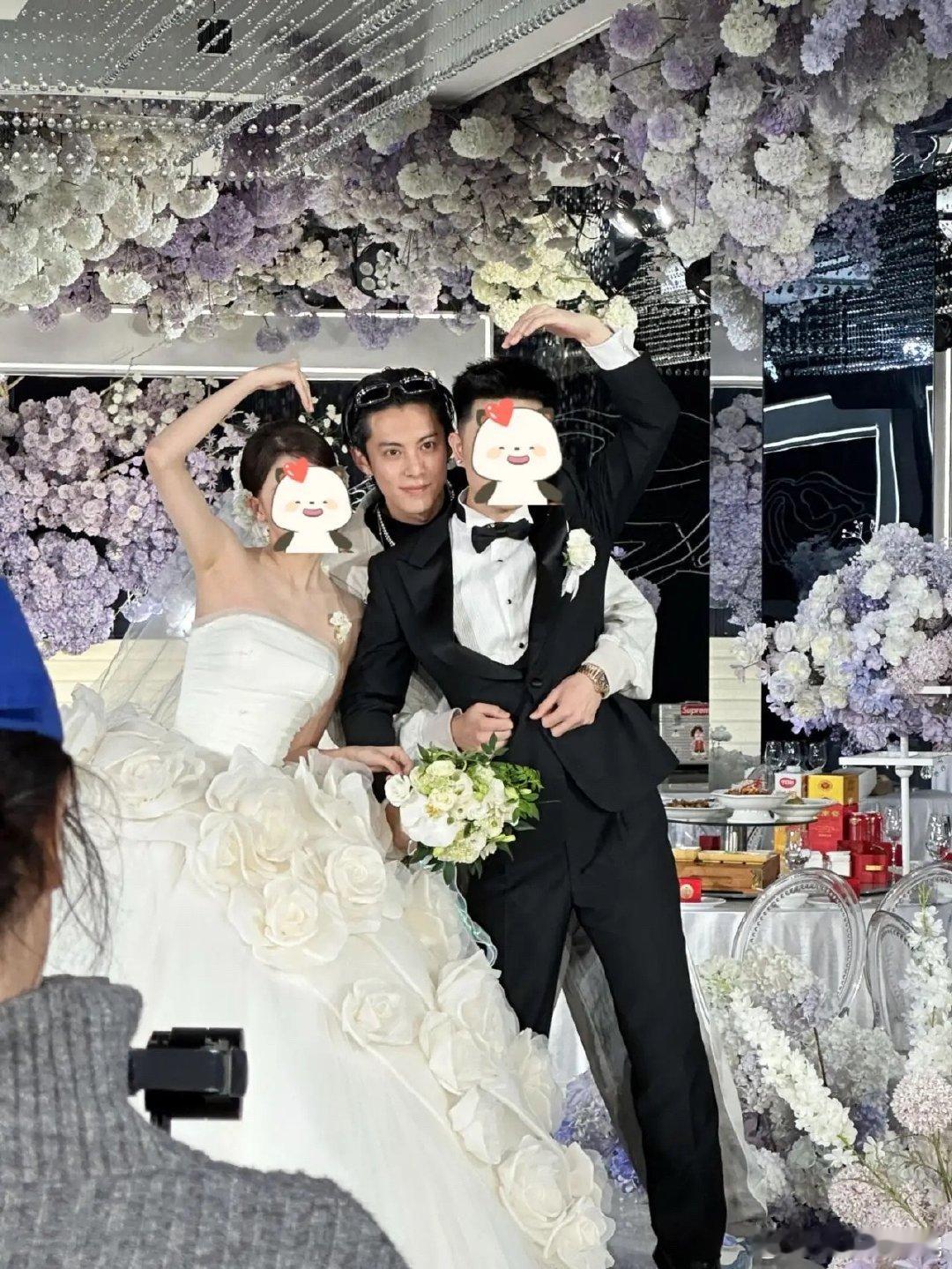 王鹤棣穿的裤子太有个性了！近日，有网友透露，在婚礼现场看到了王鹤棣，原来他是去参