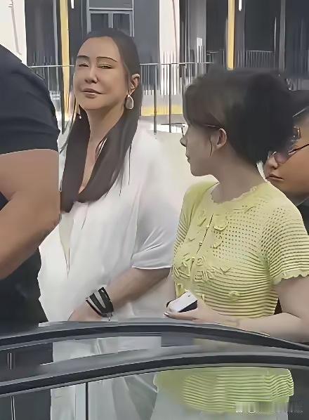 8月7日，王祖贤现身浙江嘉兴西塘古镇，路人镜头下脸部臃肿，被指小倩变姥姥，疑医美