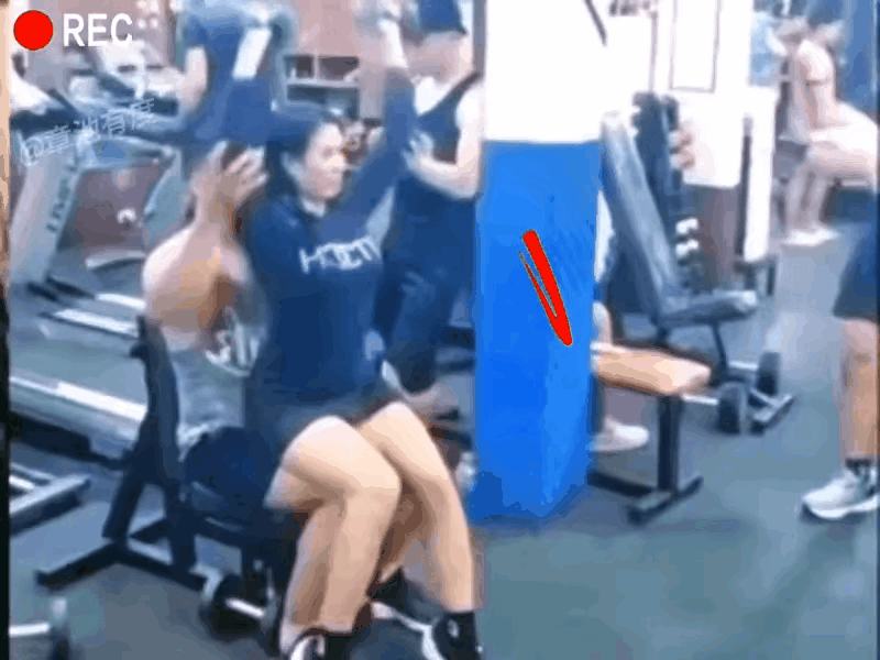 女子健身不顾家，丈夫来气了，抱着孩子直接到健身馆找妻子，见面之后不容分说，单手挥