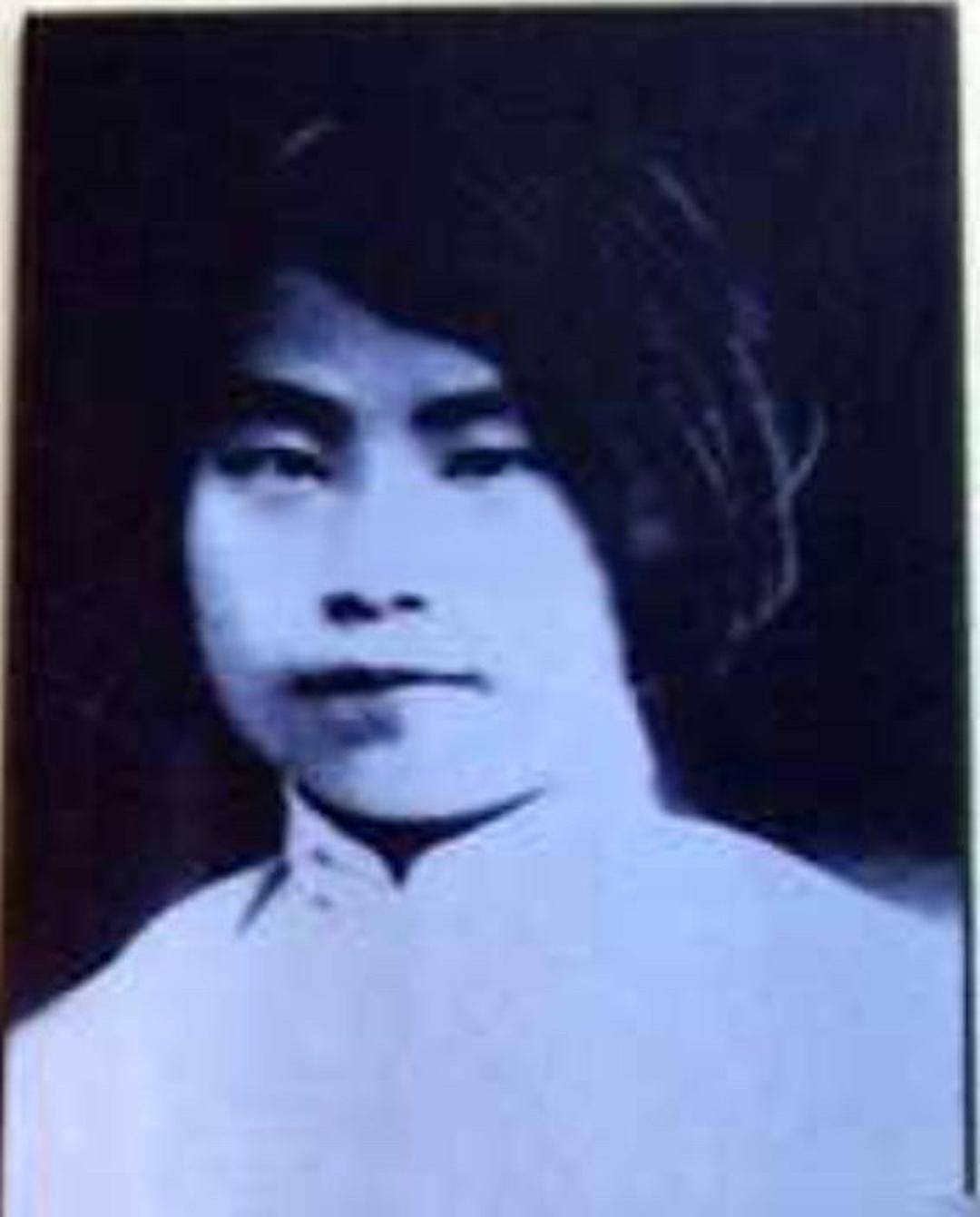 1937年8月，旧军队军官家庭出身的16岁姑娘董秋月奔赴延安，改名刘茜参加革命，