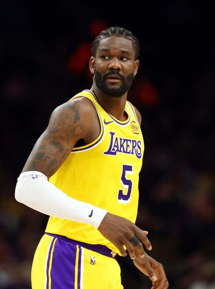 艾顿又伤了！第一节打了4分30秒后，艾顿就一直没有登场，下半场海斯直接顶替他