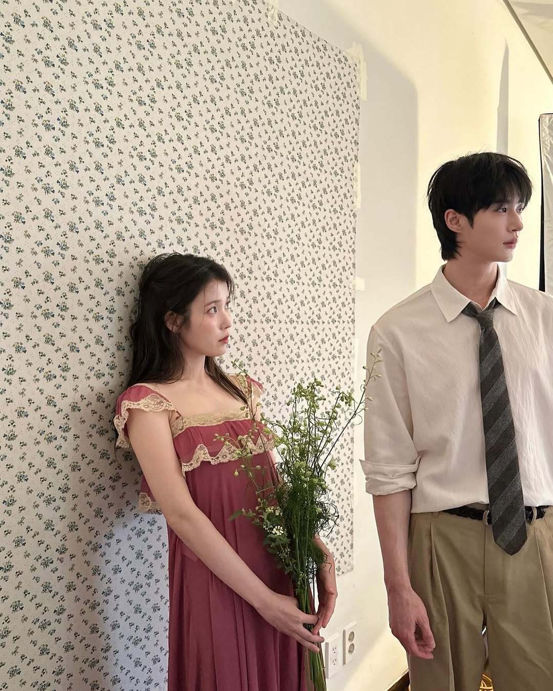 IU李知恩×ELLEKorea四月刊花絮照📸21世纪大君夫人