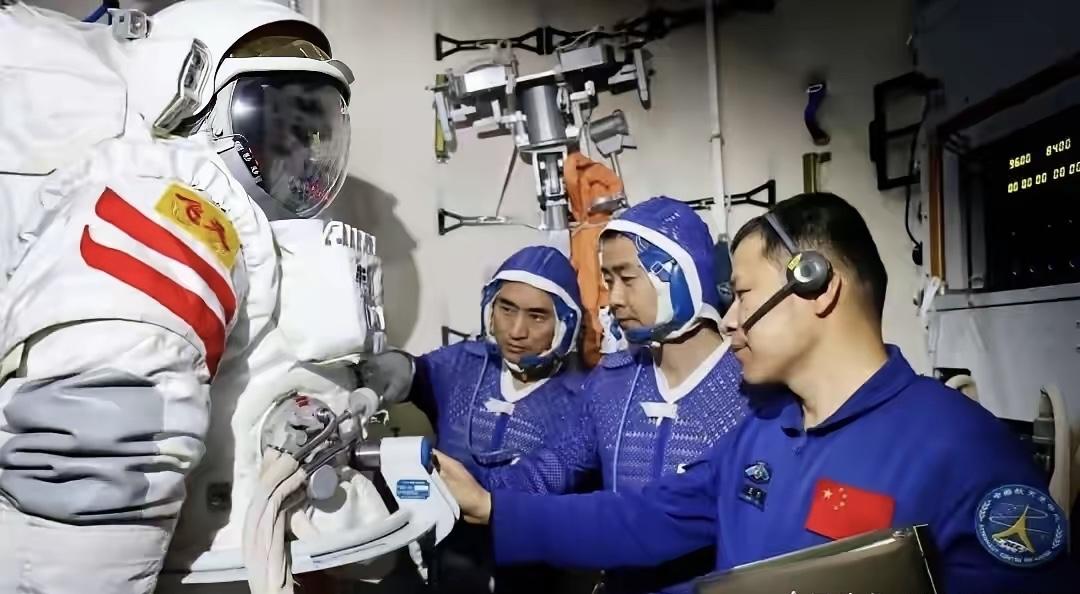 神舟二十号的三位航天员（陈冬、陈忠瑞、王杰）属实有点倒霉，原定2025年11月5