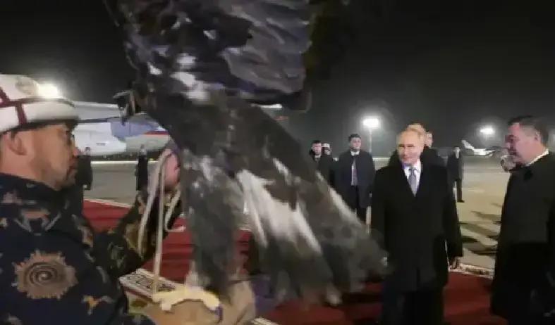 昨天晚上普京的专机刚在吉尔吉斯斯坦落地，机场这阵仗直接给网友看傻了，这哪是迎接领